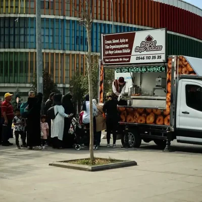 İstanbul’da uygun fiyatlarla hayır lokması döktürme ve hızlı dağıtım hizmeti sunuyoruz