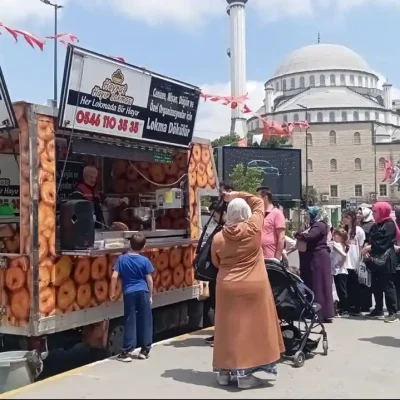 Mobil lokmacı arabamızla İstanbul genelinde taze lokma dağıtımı yapıyoruz