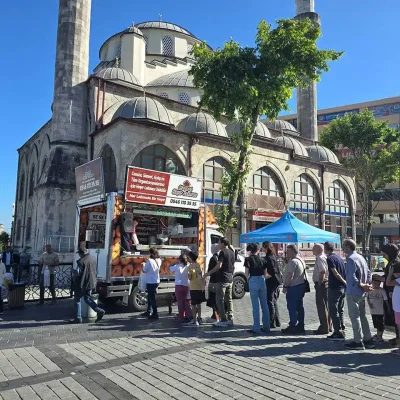 Mobil araçlarla İstanbul’un tüm noktalarında taze ve sıcak hayır lokması dağıtımı